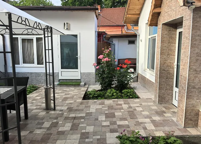 Zora Mini 招待所 3*